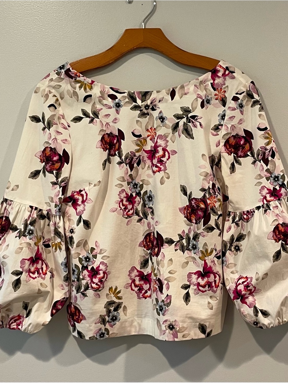 White House Black Market White Floral Puff Sleeve Top